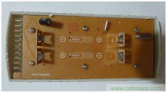 圖4：移開電池后的PCB同一面。