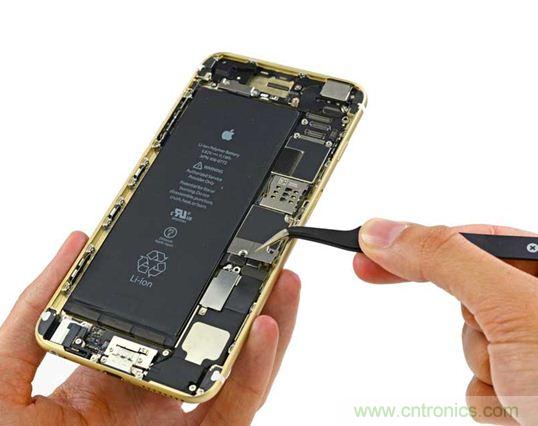 與iPhone 5S相比，電池尺寸更大，電池效率提高了16%。整部手機看起來就像一件藝術品，但看不到太多的內部構造。（來源：iFixit）