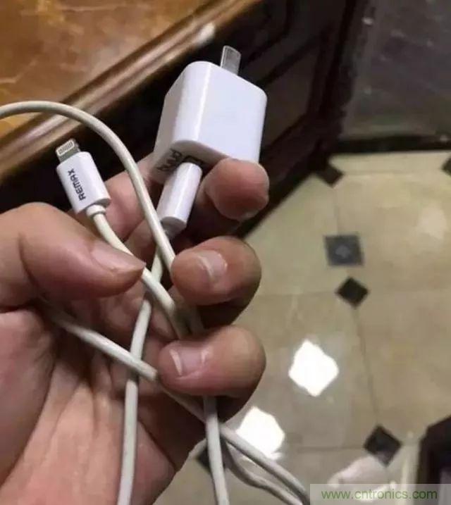 拆了個電容之后，我的iPhone也會自動訂房了